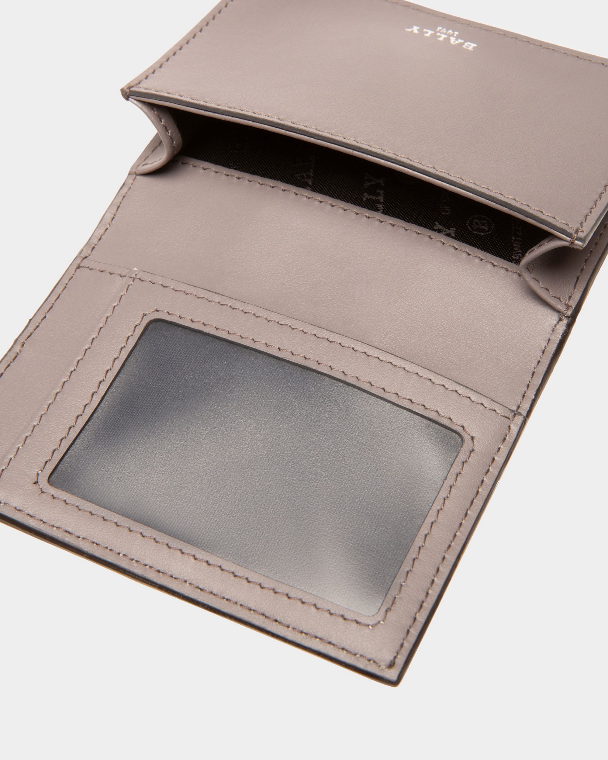 Balee Leather Beniness Card Holder In Army Green - Image 4