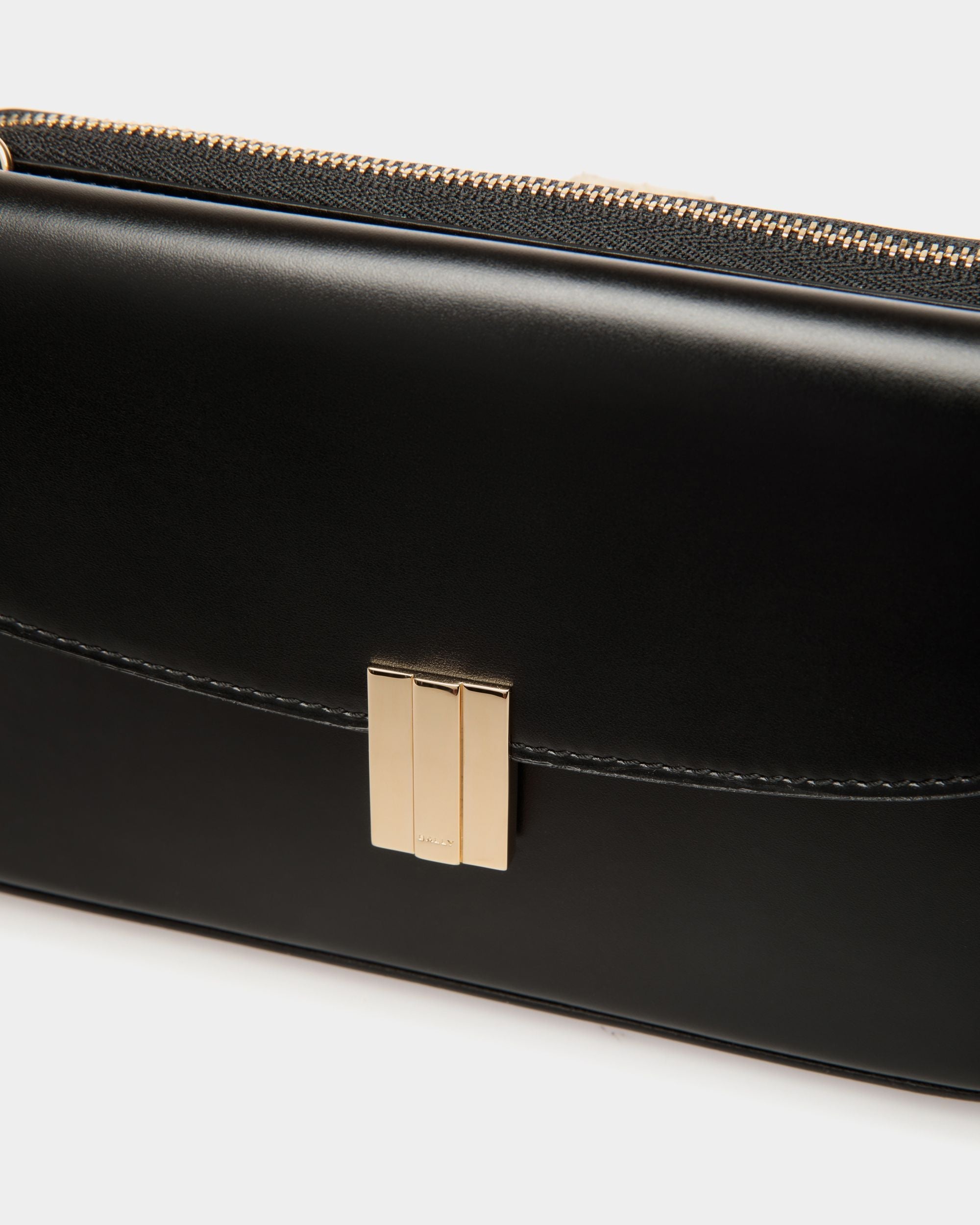 Ollam Phone Wallet in Black Leather - Image 4